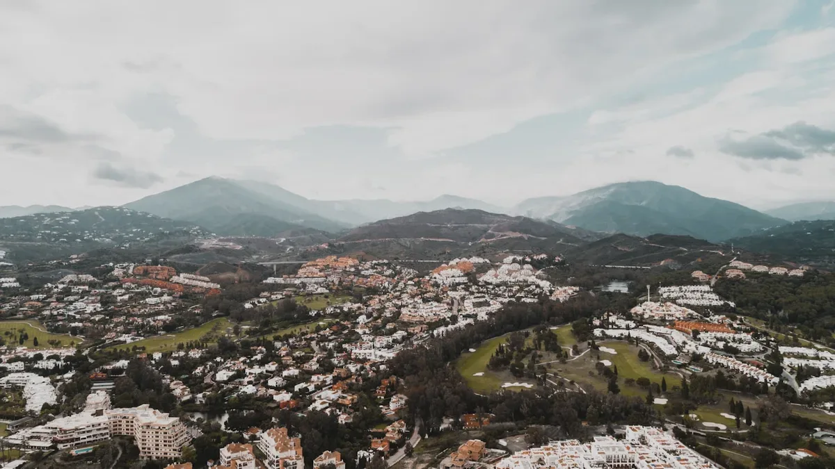 Viviendas y costa de Marbella