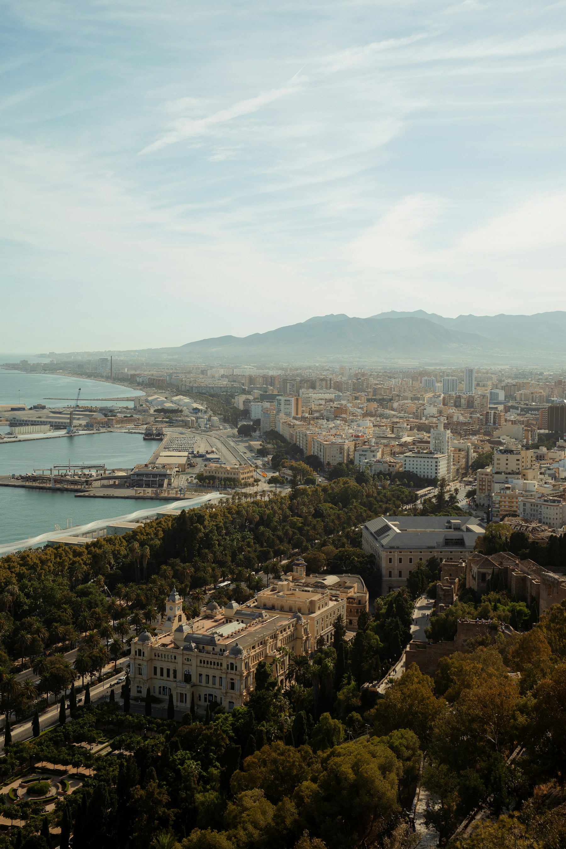 Vista aérea de Málaga, su puerto y la costa mediterránea