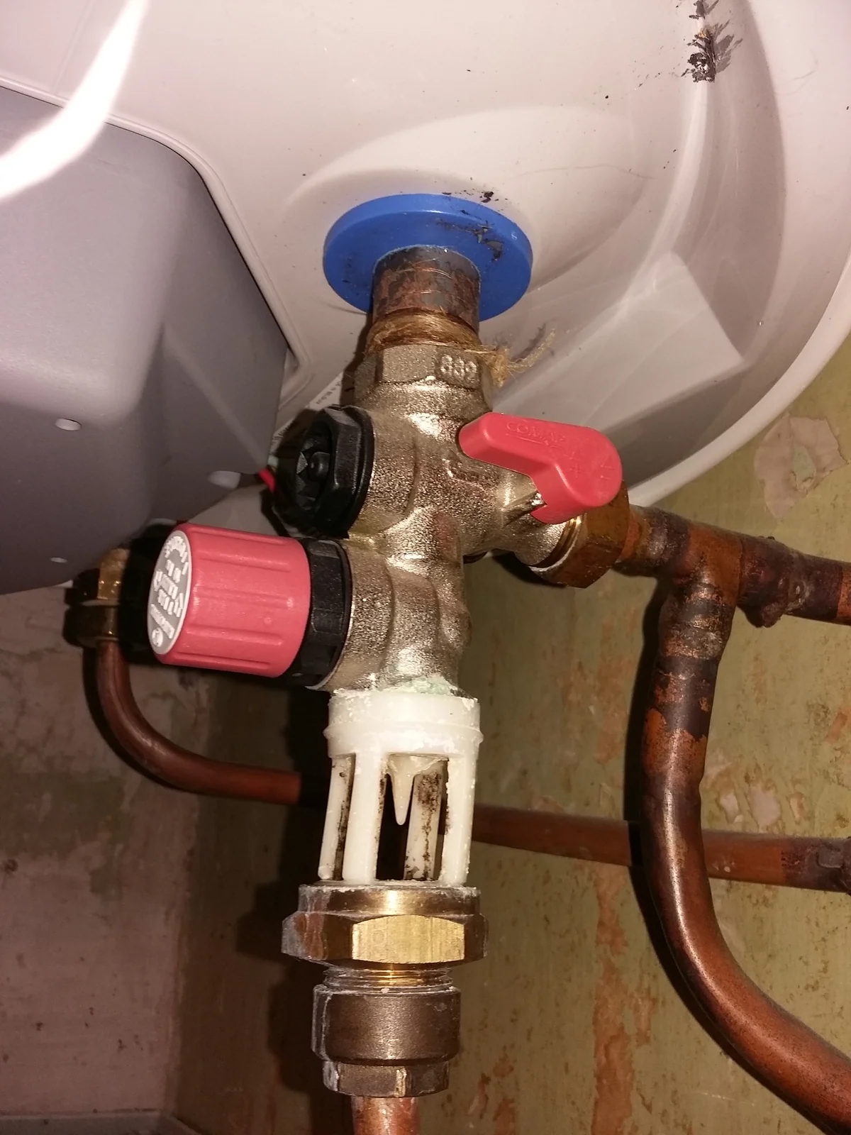 Grupo de seguridad conectado en la parte inferior de un termo eléctrico. Imagen de archivo.