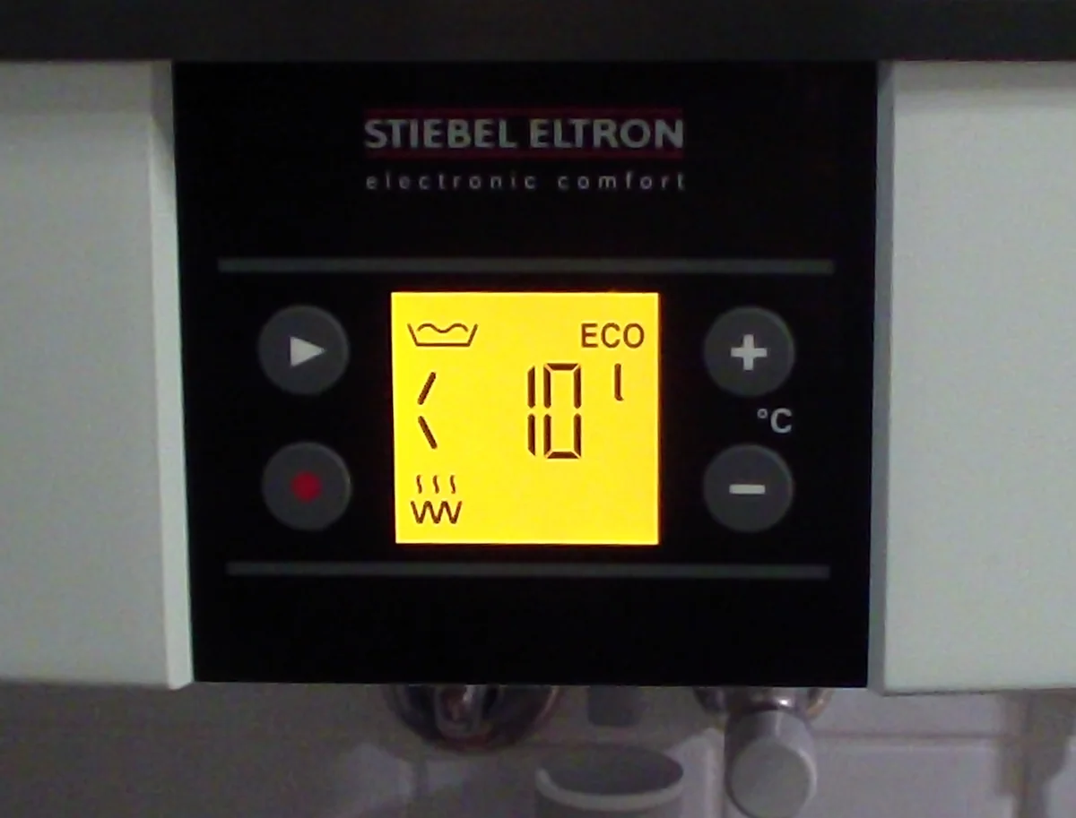 Panel de control de un termo de acumulación con pantalla e indicadores. Imagen de archivo.