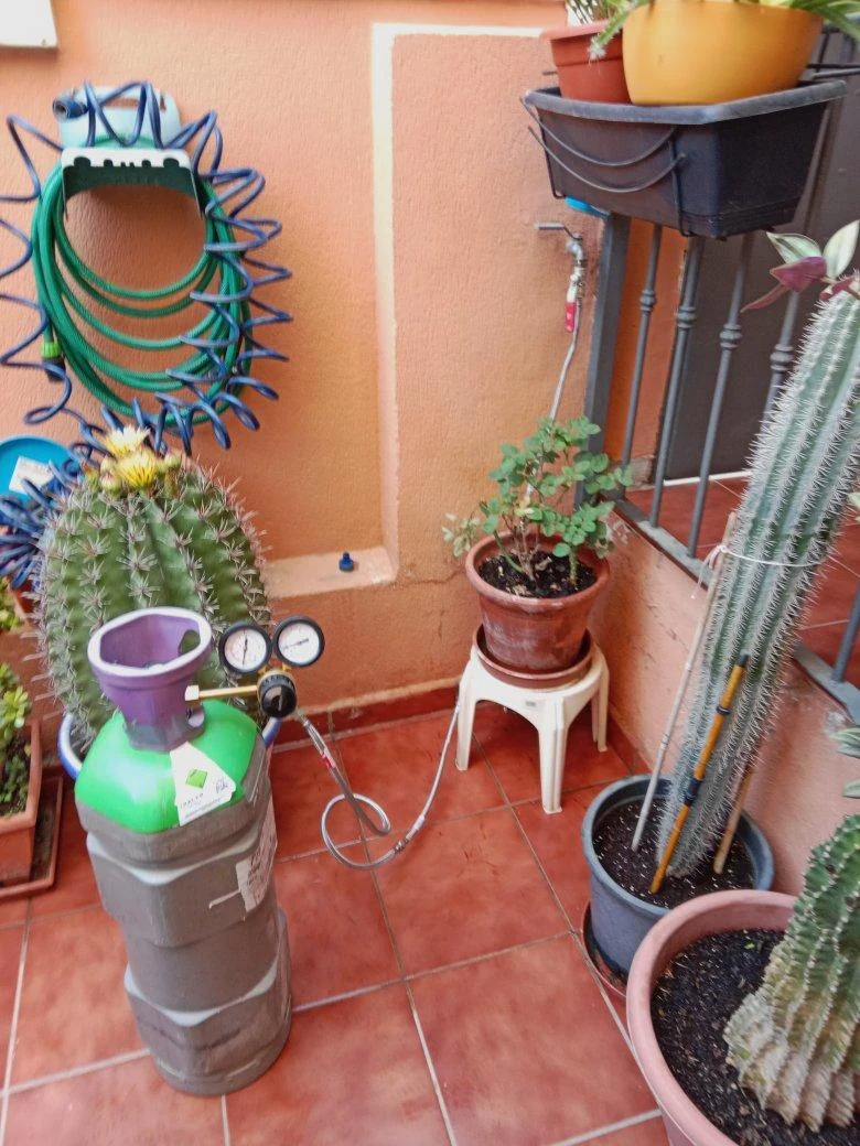 Equipo de gas trazador conectado en un patio durante una localización