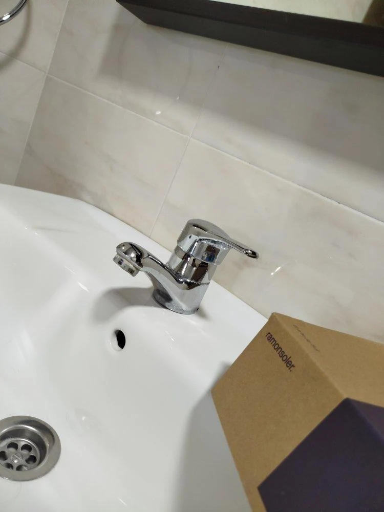 Grifería montada en un lavabo durante una intervención