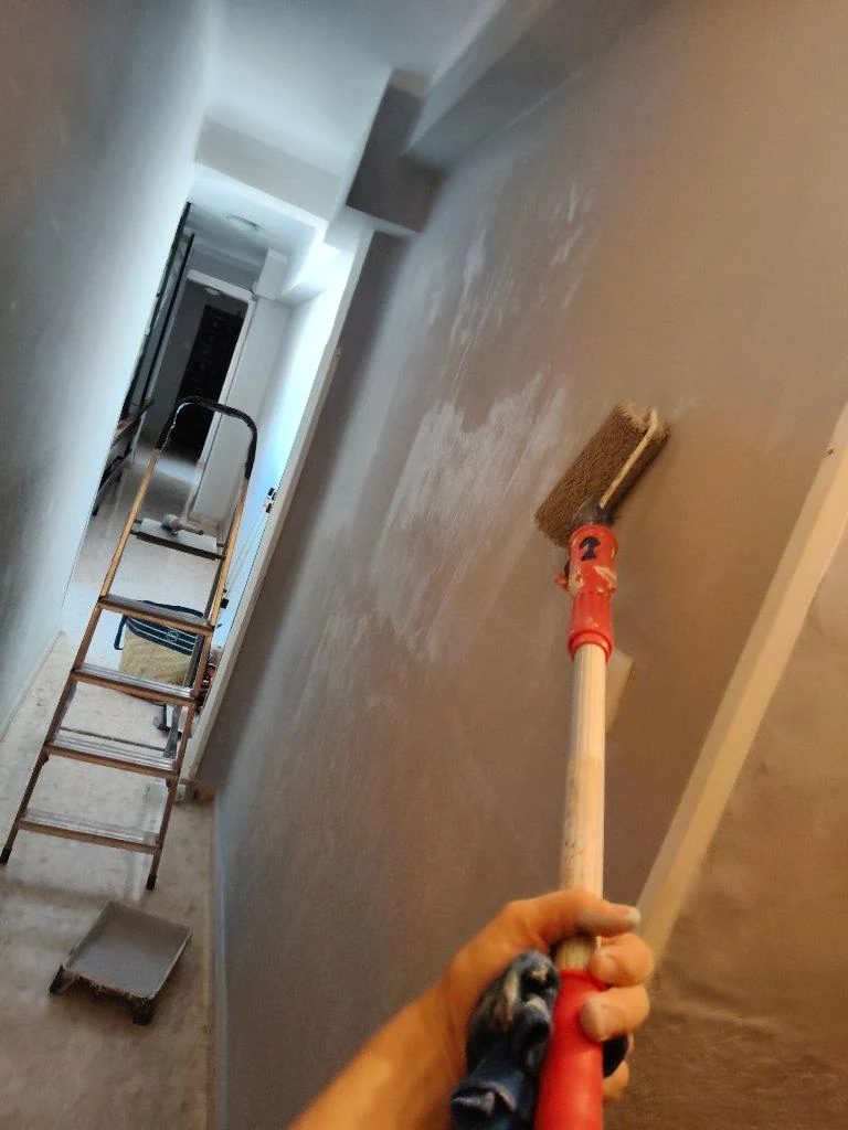 Pintura gris aplicada en una zona de comunidad