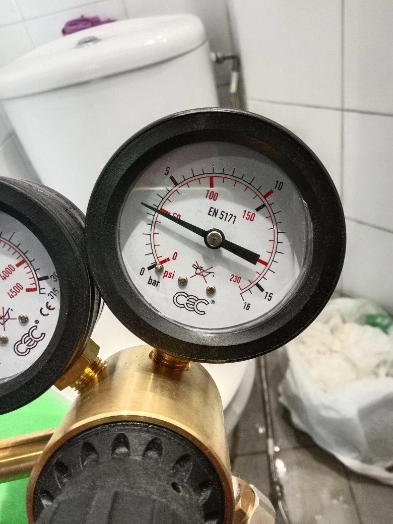 Manómetro del equipo durante una comprobación de la instalación