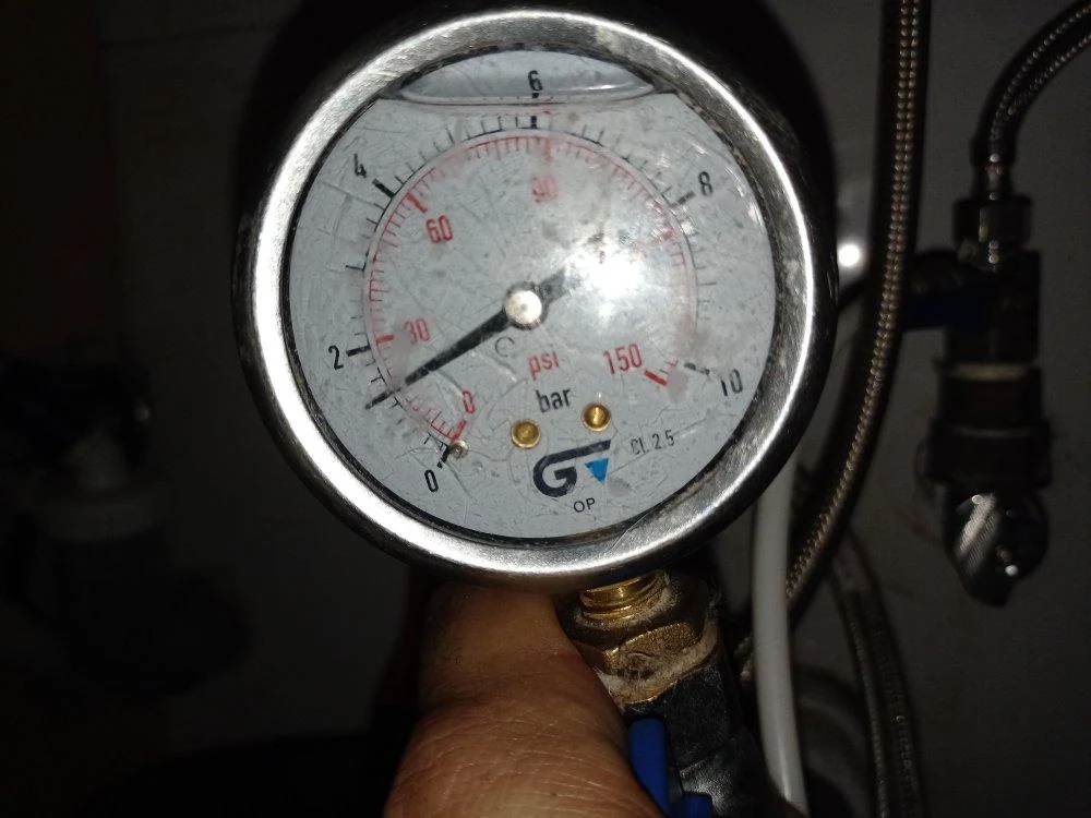 Manómetro utilizado durante las comprobaciones iniciales de la instalación
