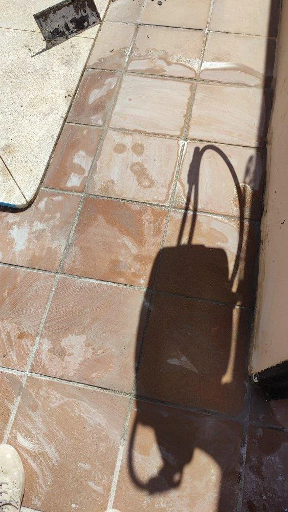 Losas colocadas tras la reparación, con sombras y restos de obra visibles