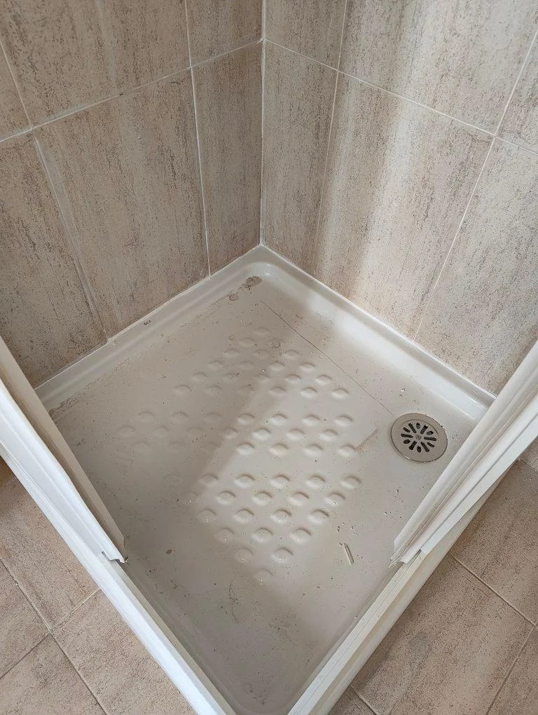 Plato de ducha nuevo colocado dentro del baño existente