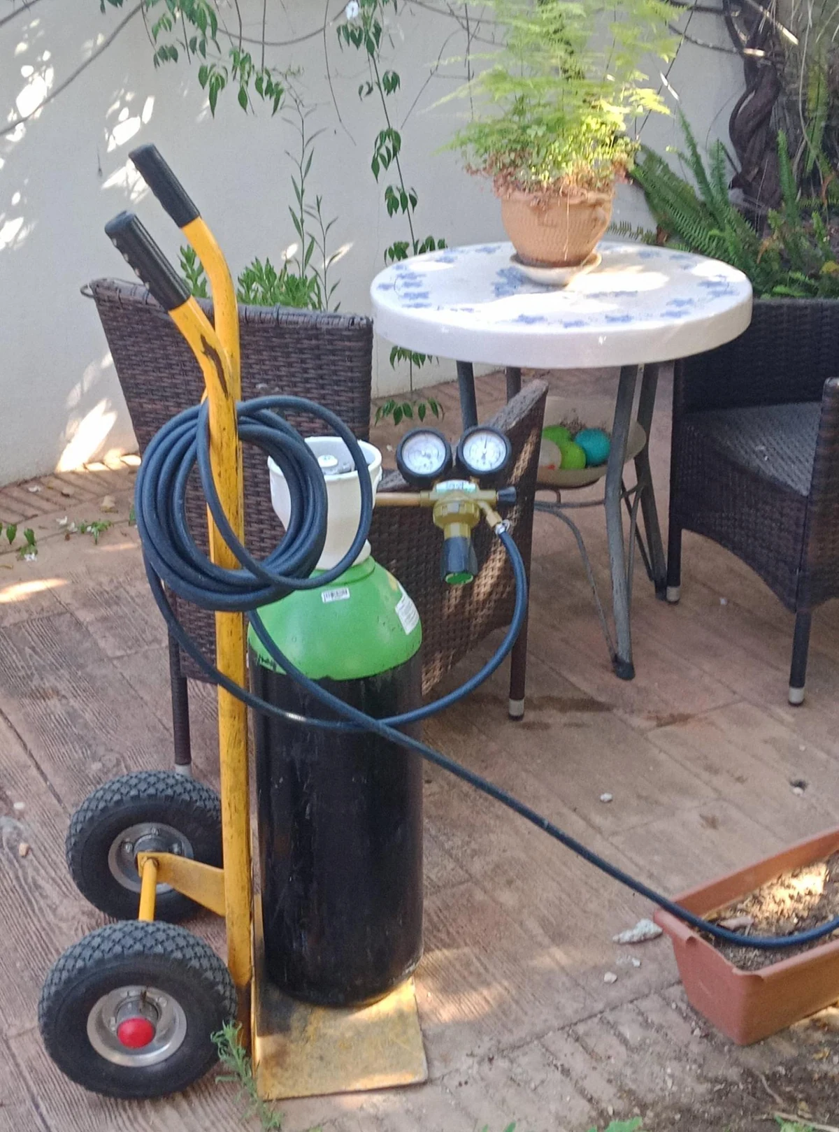 Botella, regulación y manguera durante una localización con gas trazador