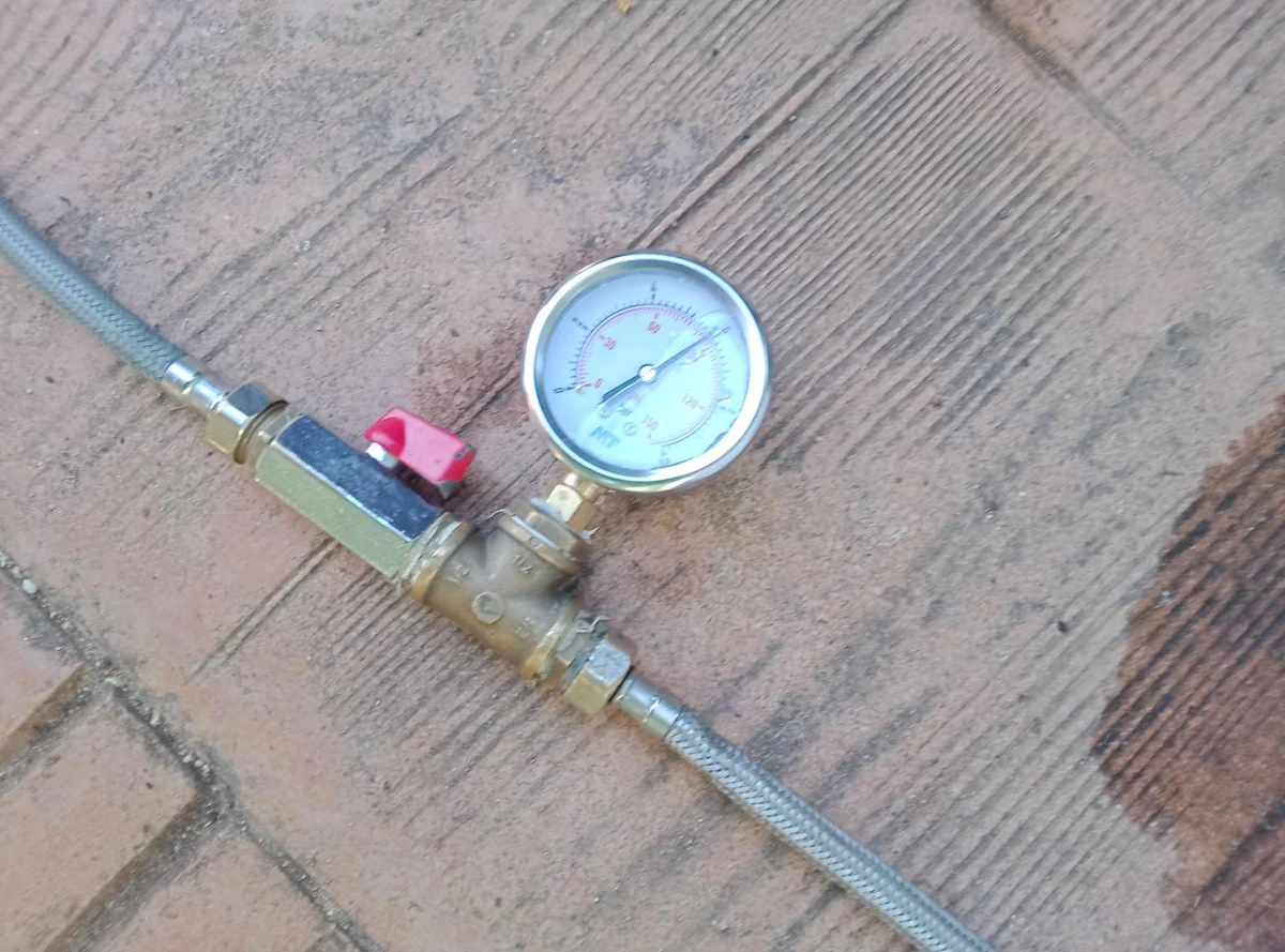 Manómetro conectado durante las comprobaciones de una fuga exterior