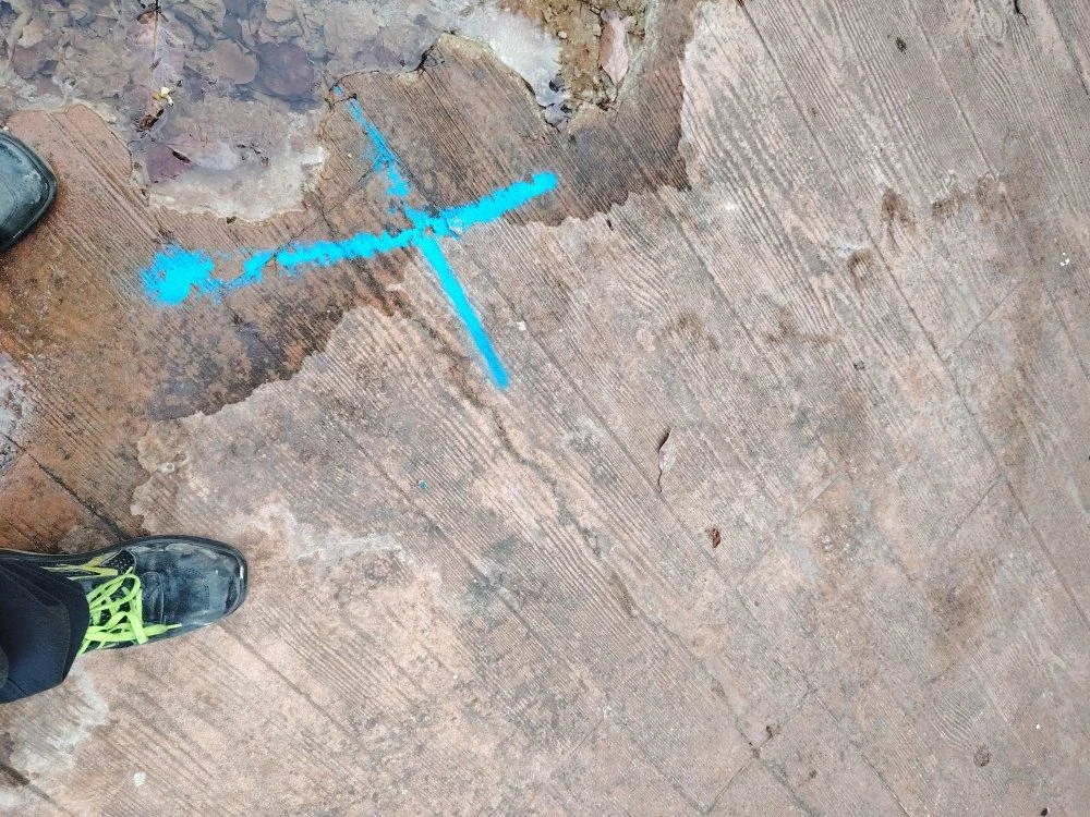 Marca de localización sobre un pavimento exterior