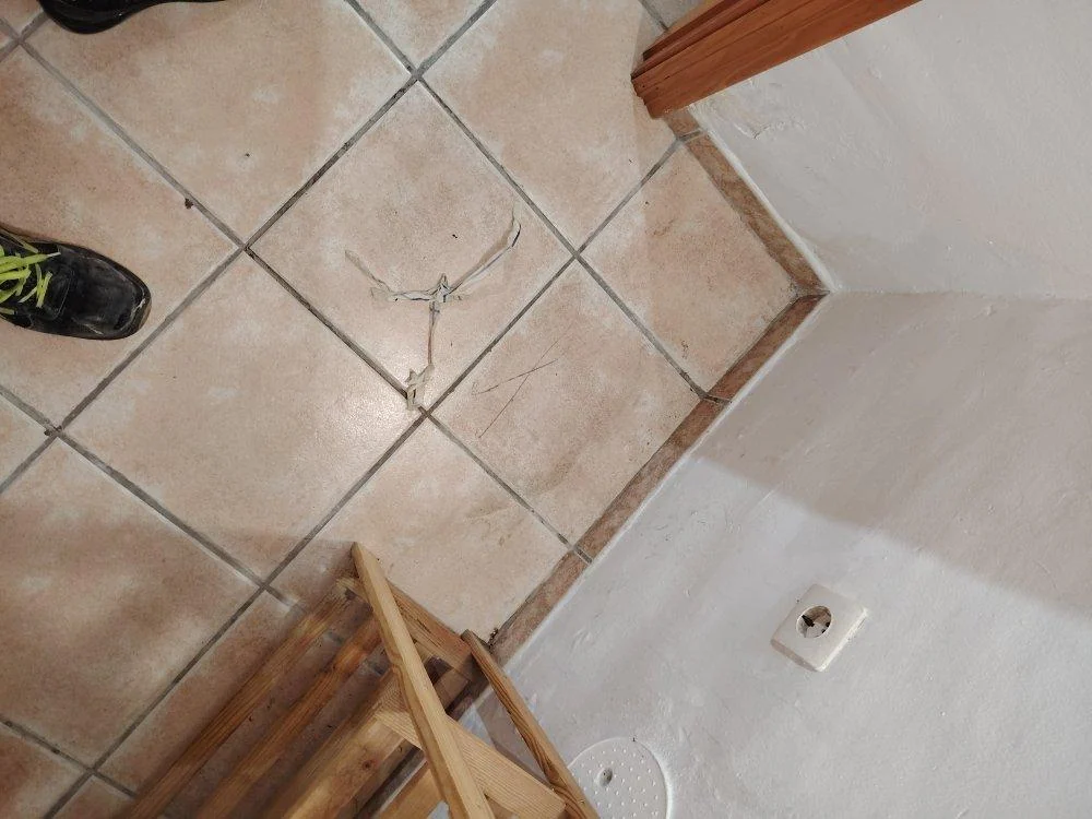 Zona señalada en el suelo junto a una escalera