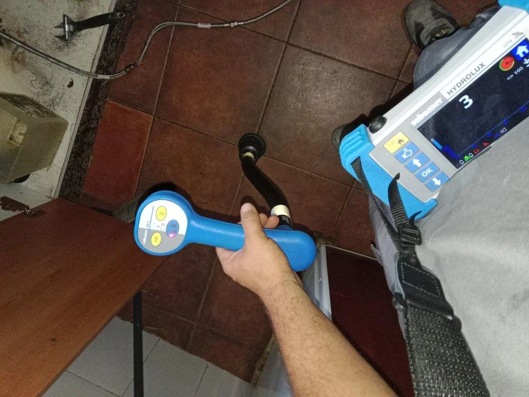 Sonda y equipo durante una comprobación en el suelo de una cocina