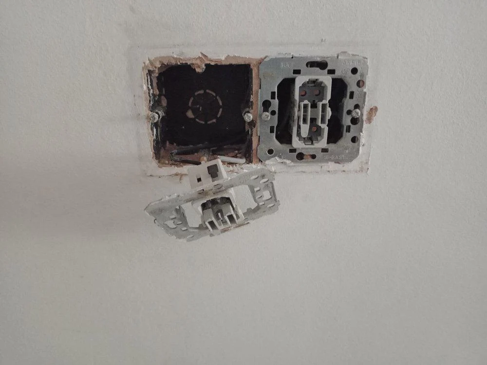 Mecanismo eléctrico abierto durante una asistencia