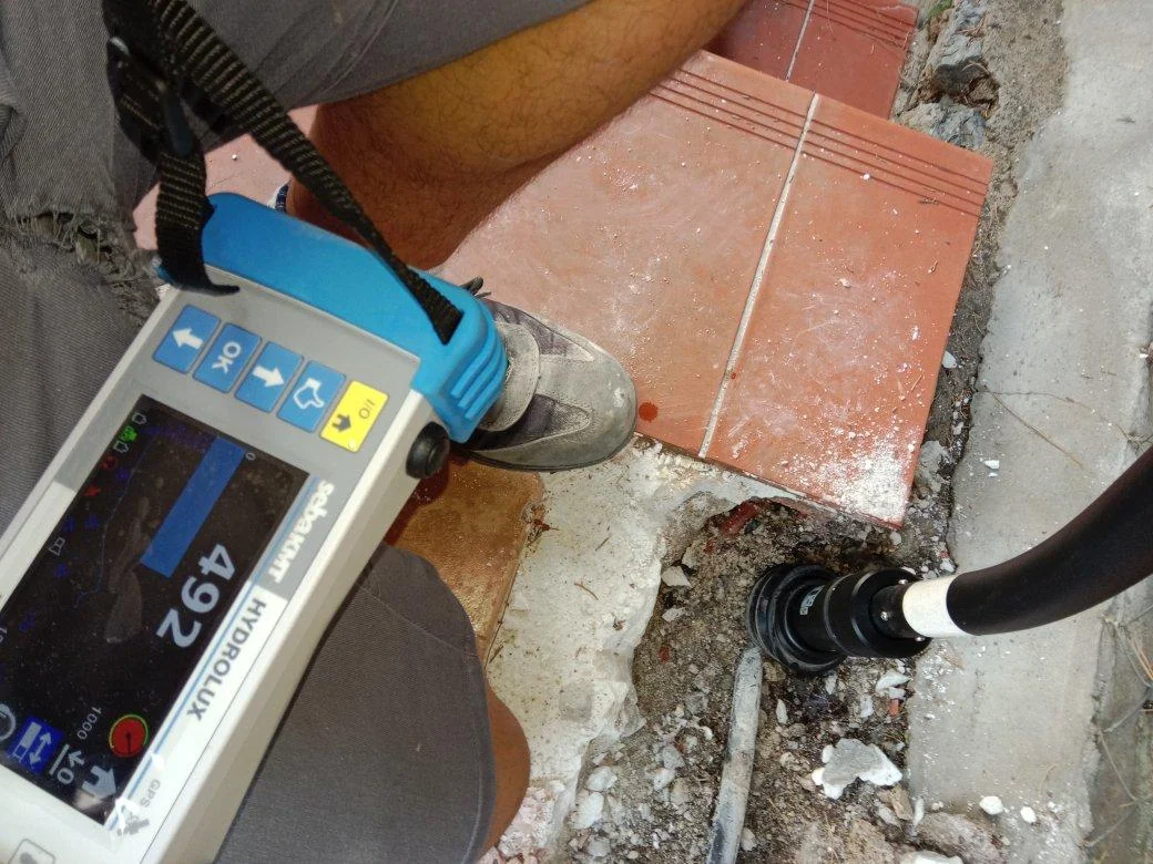 Comprobación con sonda junto a un peldaño de patio