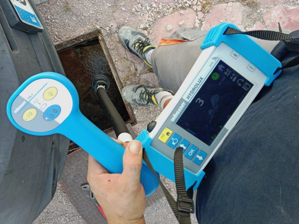 Comprobación con equipo y sonda junto a una arqueta exterior