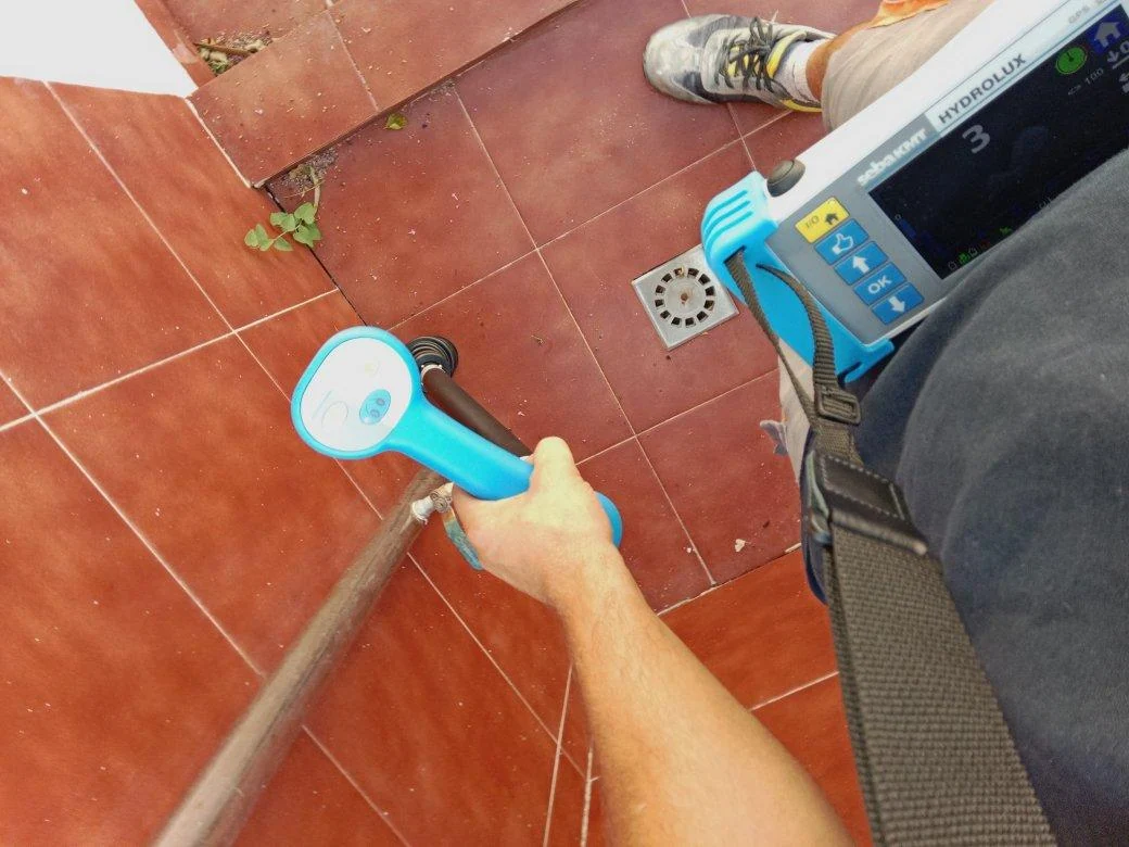Equipo y sonda durante una comprobación en el pavimento de un patio