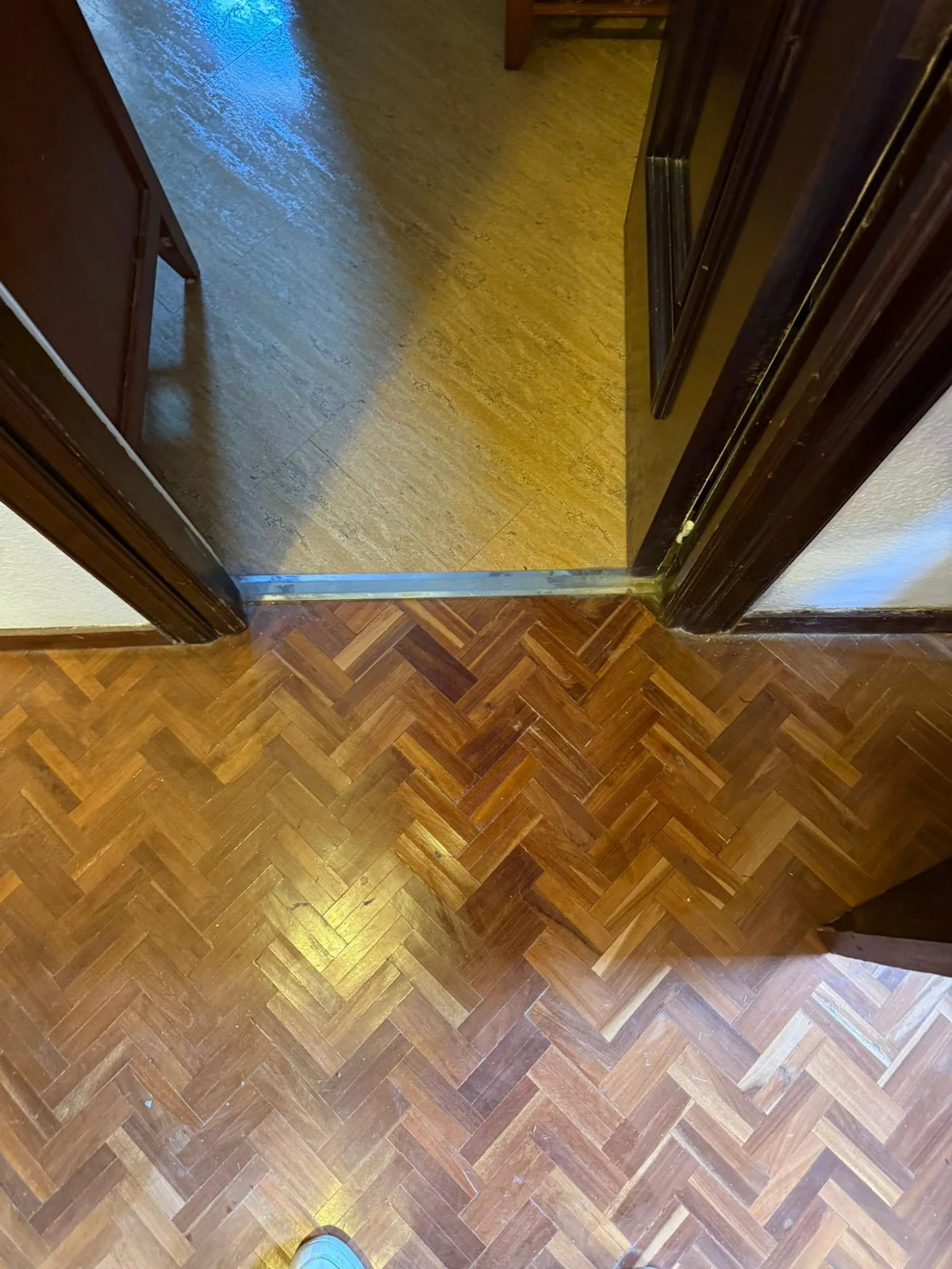Piezas de parquet colocadas en el encuentro de una puerta