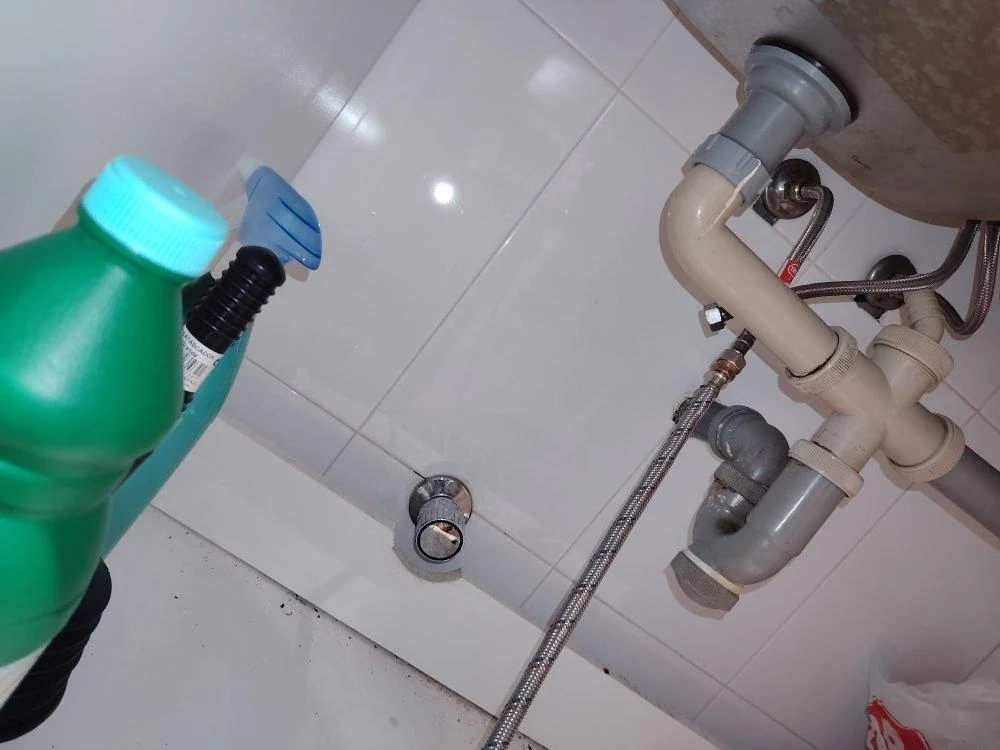 Conexiones accesibles bajo un lavabo durante las pruebas