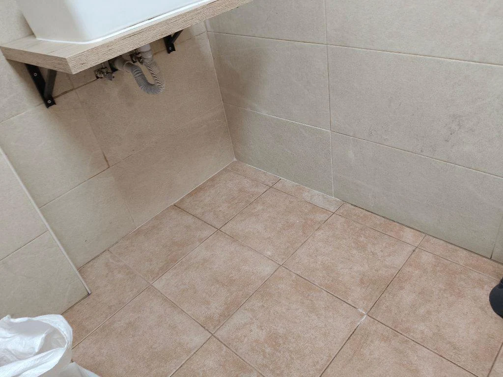 Revestimiento repuesto en la zona bajo un lavabo existente