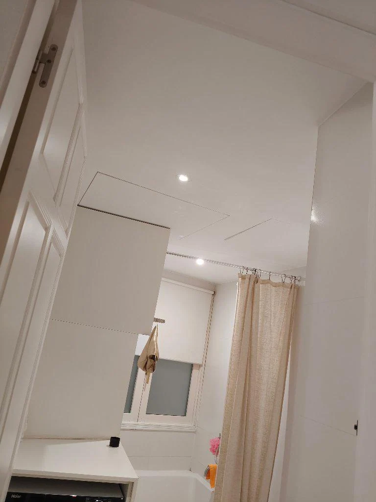 Techo de baño con pintura blanca después de la preparación