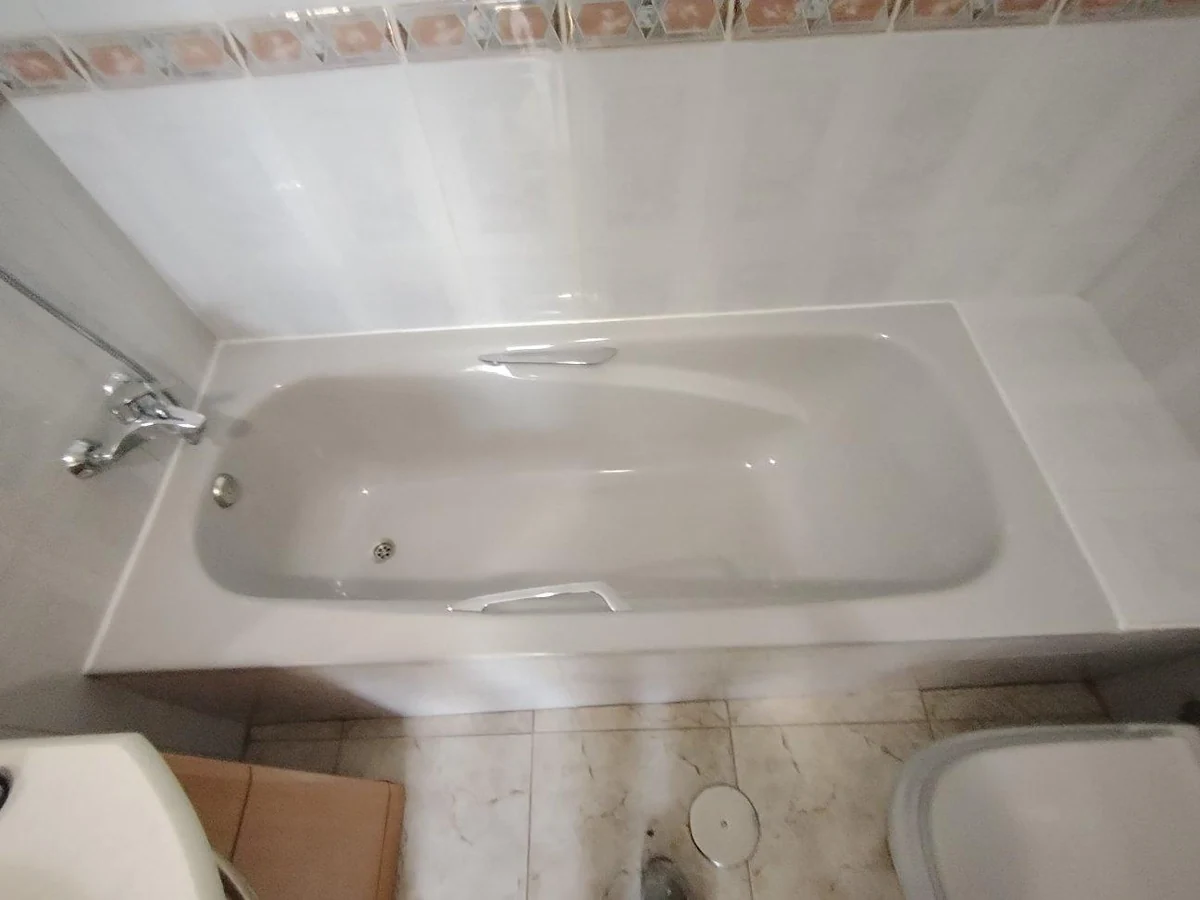 Bañera después de la actuación de sellado con silicona