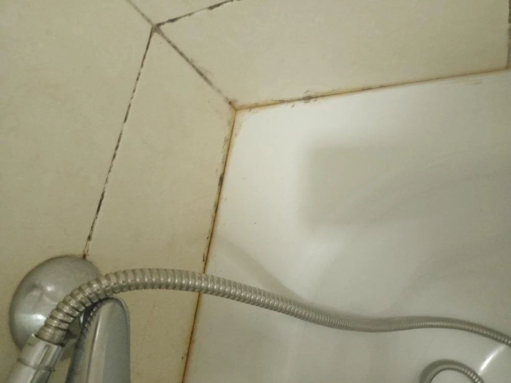 Encuentro entre bañera y revestimiento antes de renovar el sellado
