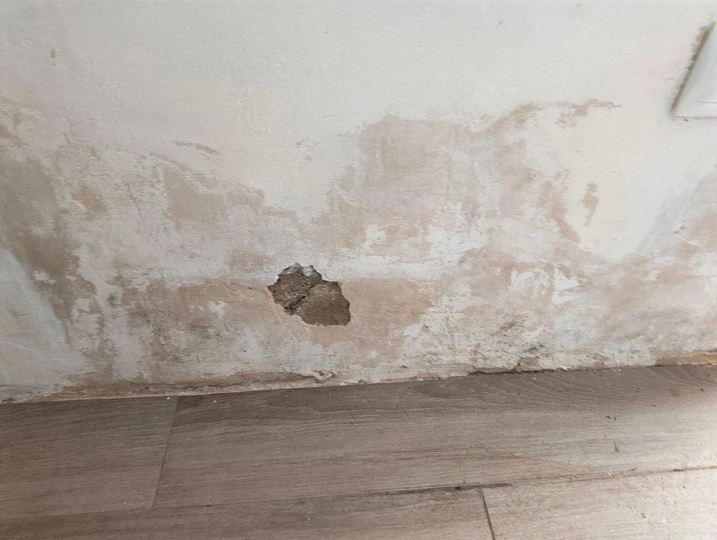 Pavimento de cocina con daños visibles antes de su reposición