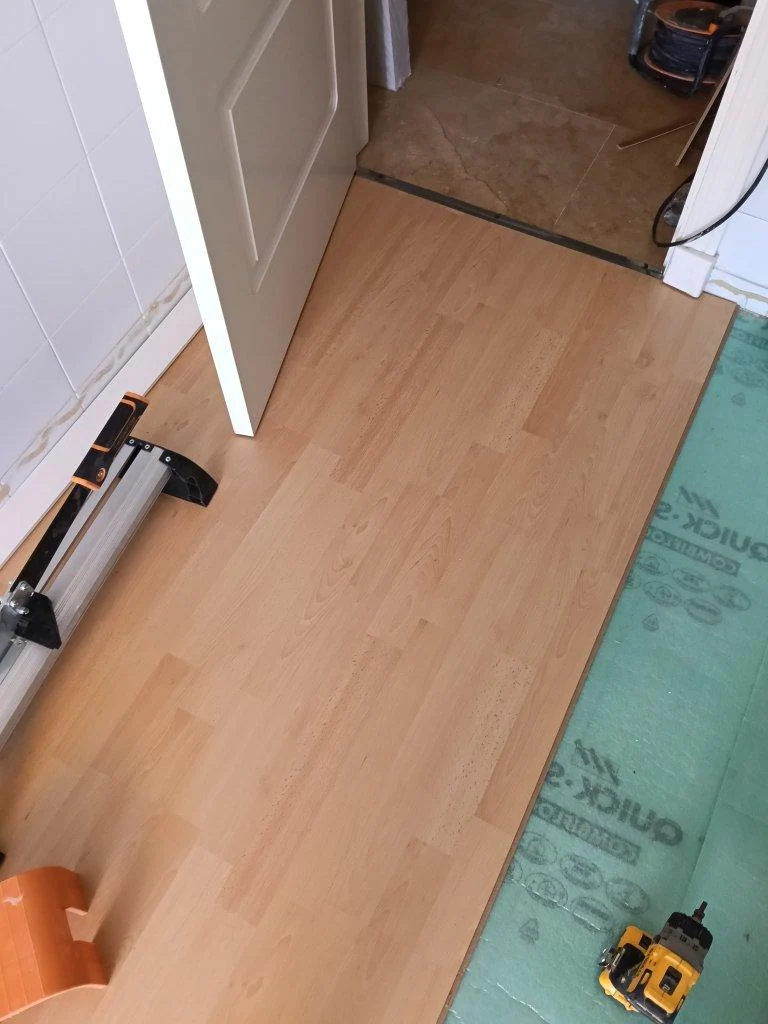 Colocación parcial de nuevas lamas de tarima en una cocina