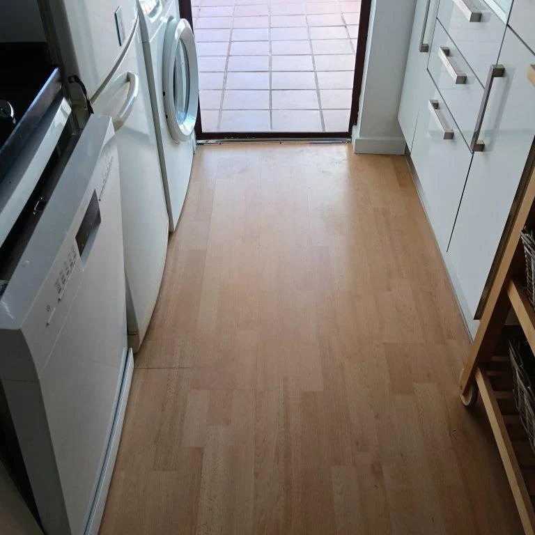 Tarima colocada en una cocina con los muebles y electrodomésticos recolocados