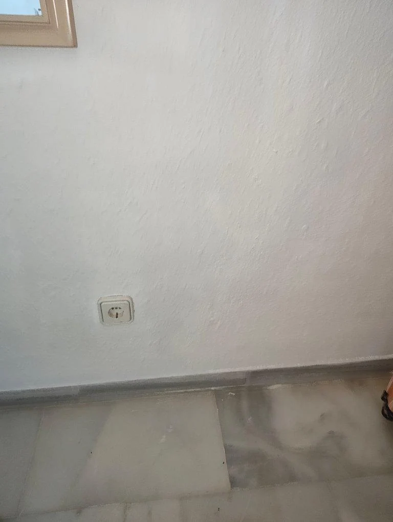 Pared del recibidor después de los trabajos de pintura